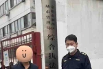 男子公司倒閉后賣橘子，600斤賣不掉，一氣之下扔了一地